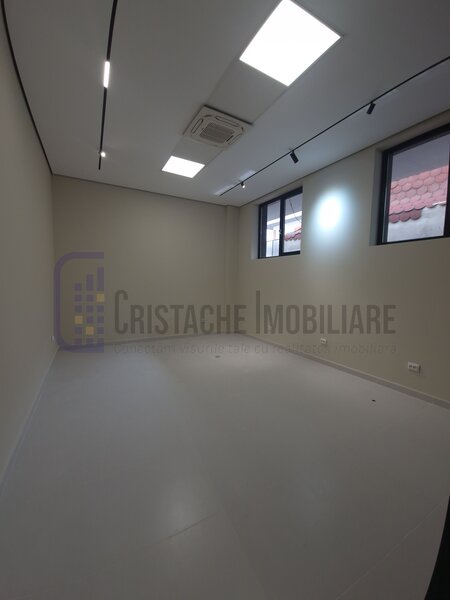 Spatiu comercial aflat la parter, intre Parcul Tineretului si Parcul Carol