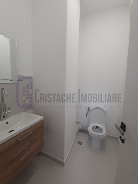 Spatiu comercial aflat la parter, intre Parcul Tineretului si Parcul Carol