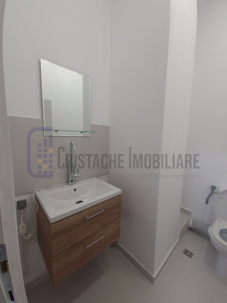 Spatiu comercial aflat la parter, intre Parcul Tineretului si Parcul Carol