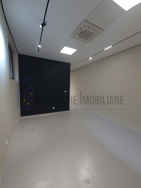 Spatiu comercial aflat la parter, intre Parcul Tineretului si Parcul Carol