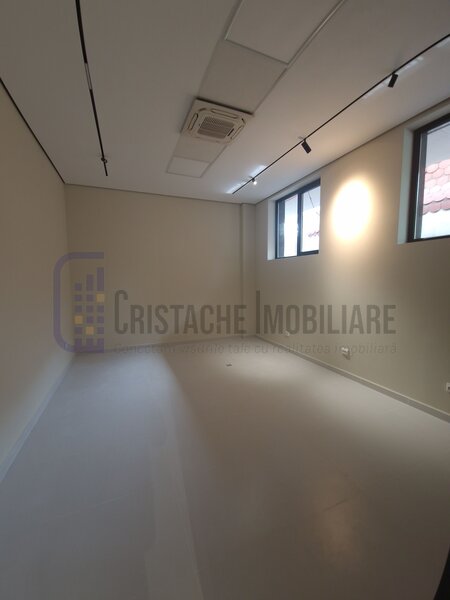 Spatiu comercial aflat la parter, intre Parcul Tineretului si Parcul Carol